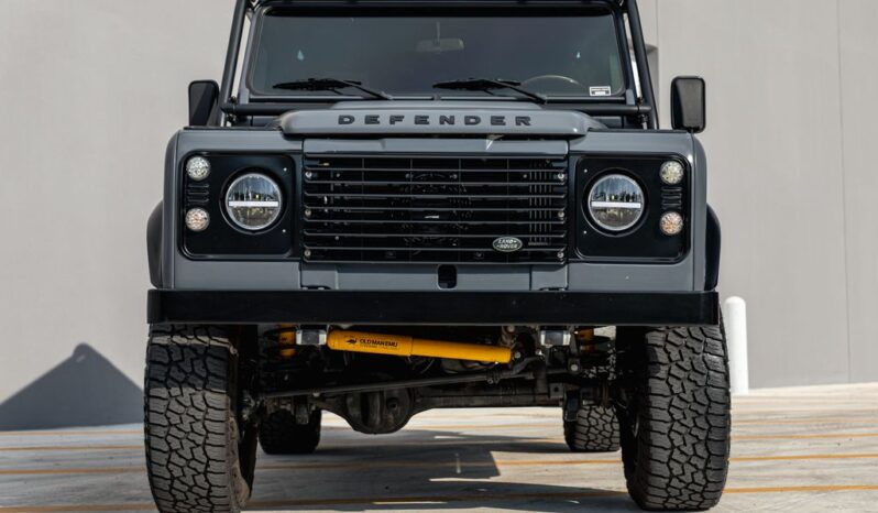 
								Land Rover Defender 110 1985 full									