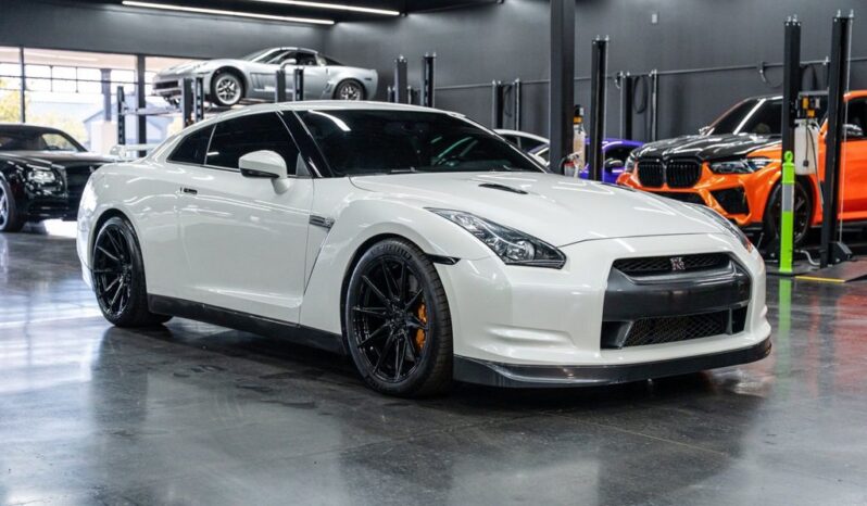 
								Nissan GT-R 2010 full									
