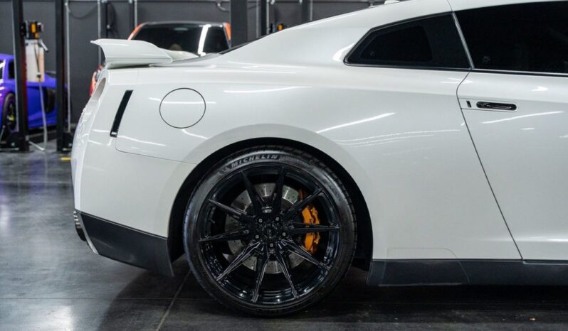 
								Nissan GT-R 2010 full									