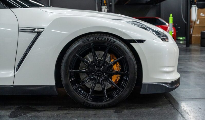 
								Nissan GT-R 2010 full									
